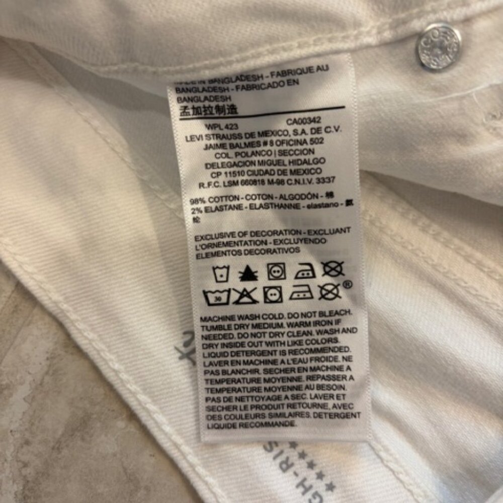 NWT Signature Levis High Rise White Denim Shorts Distressed Frayed Hem Size 8 - Picture 7 of 12